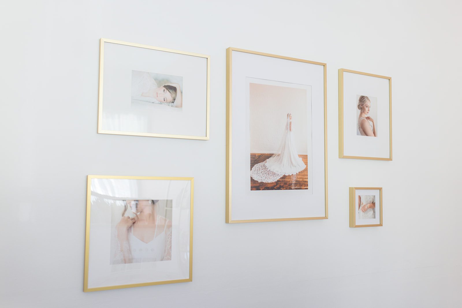 Five Photo frames on the wall, Bridas photos
